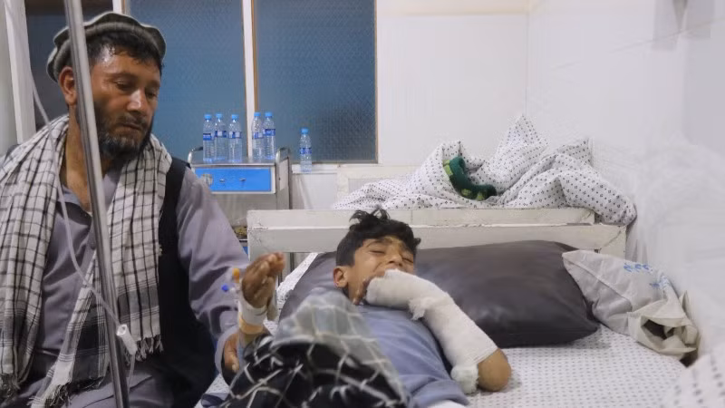 Nạn nhân bị thương trong đợt pháo kích tại Kunar, Afghanistan, ngày 27/4/2026. (Ảnh: THX/TTXVN)