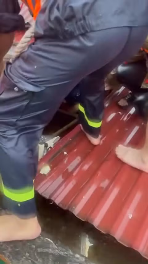 Video nghẹt thở giải cứu 2 người dân mắc kẹt do mưa lũ kỷ lục tại Thái Nguyên