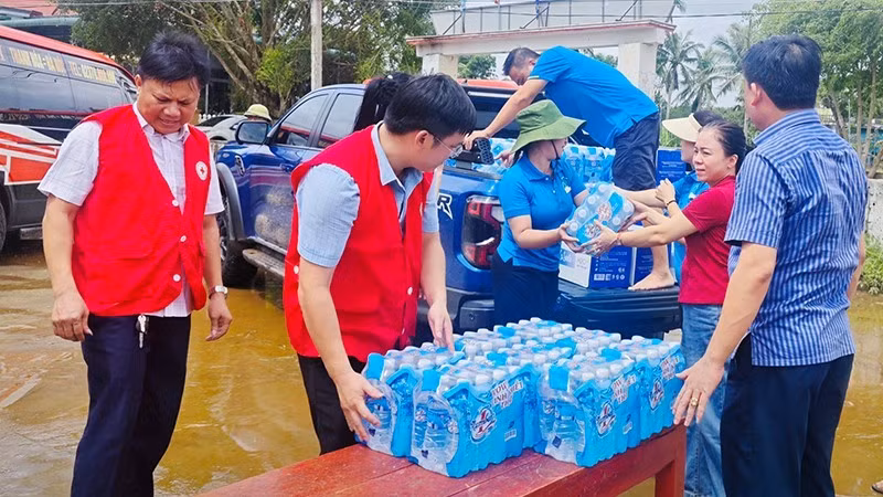 Hội Chữ thập đỏ tỉnh Thanh Hóa đưa hàng thiết yếu về vùng ngập nước.