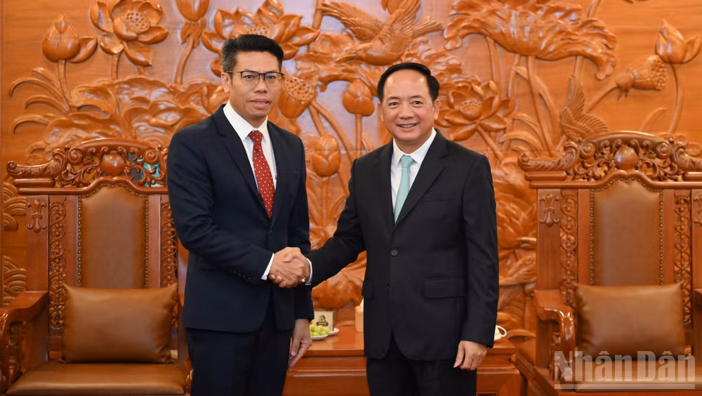 Đồng chí Trịnh Văn Quyết vui mừng đón tiếp Đoàn Ban Tuyên huấn Trung ương Đảng Nhân dân cách mạng Lào do đồng chí Sả Khon Phôm Mạ Lạt, Phó Trưởng ban dẫn đầu. (Ảnh: THẾ ĐẠI)