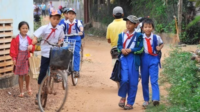 Trẻ em cần có thời gian học tập, rèn luyện, không phải lao động kiếm sống. (Ảnh: HẢI NAM)
