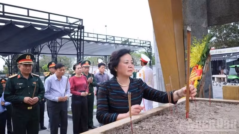 Phó Thủ tướng Phạm Thị Thanh Trà và Đoàn công tác dâng hương tại Nghĩa trang liệt sĩ quốc gia Đường 9.