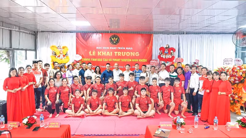 Các võ sư, võ sinh Trung tâm Đào tạo võ thuật Nguyễn Bỉnh Khiêm (Quảng Ninh) cùng các đại biểu chụp hình lưu niệm.
