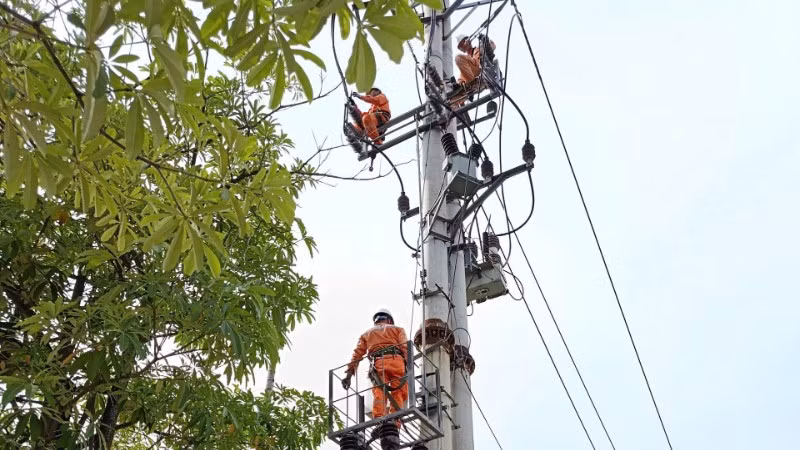 Điện lực Hưng Yên sửa chữa lưới điện trong mùa nắng nóng.