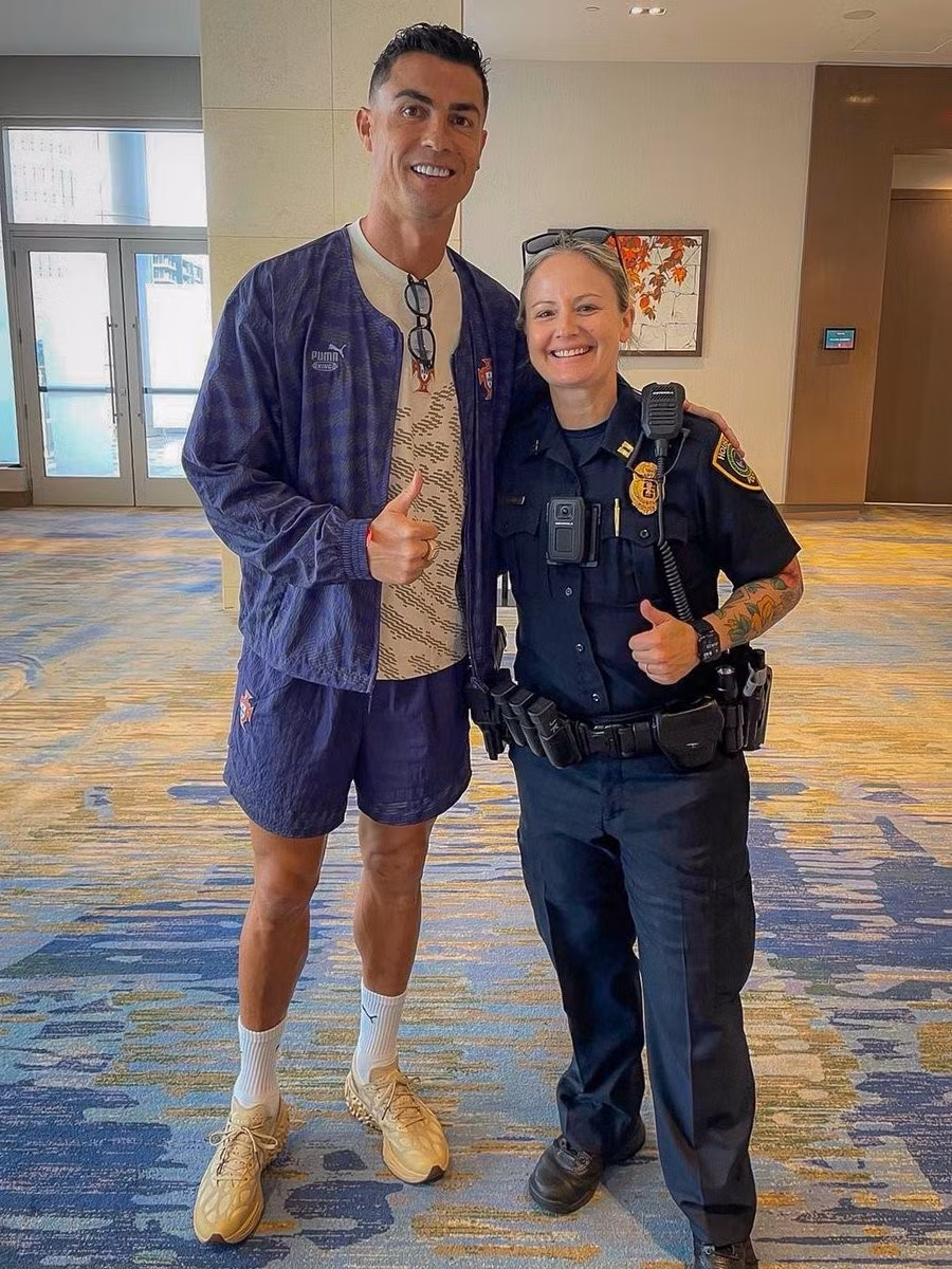 Một nữ cảnh sát Houston chụp ảnh lưu niệm cùng Ronaldo. Nguồn: X của Cảnh sát Houston.