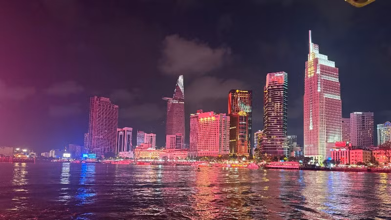 Du ngoạn trên sông Sài Gòn ngắm vẻ đẹp thành phố về đêm. (Ảnh: Nhân Dân)