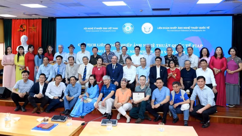 Chủ tịch Liên đoàn Nhiếp ảnh nghệ thuật quốc tế (FIAP) Riccardo Busi và nghệ sĩ nhiếp ảnh tại buổi giao lưu. (Ảnh: ĐĂNG KHOA)