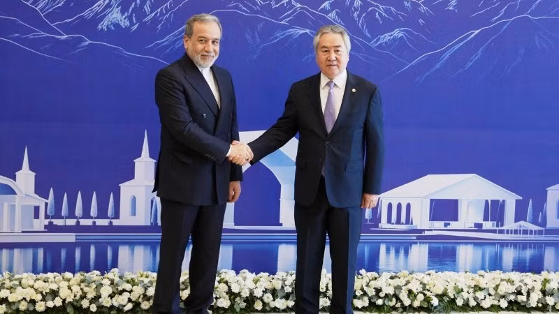 Ngoại trưởng Iran Abbas Araghchi (trái) tham dự cuộc họp Hội đồng Ngoại trưởng Tổ chức Hợp tác Thượng Hải (SCO) tại Kyrgyzstan. Ảnh: SCO.