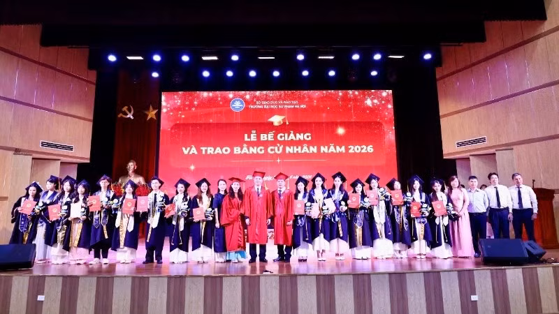 Lãnh đạo, giảng viên Trường đại học Sư phạm Hà Nội chụp ảnh lưu niệm cùng các tân cử nhân. 