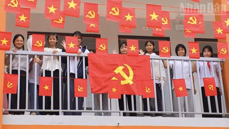 Học sinh Trường phổ th&ocirc;ng nội tr&uacute; tiểu học v&agrave; trung học cơ sở Sam Mứn vui mừng được học trong ng&ocirc;i trường mới vừa được đầu tư x&acirc;y dựng khang trang, hiện đại. (Ảnh: L&Ecirc; LAN)