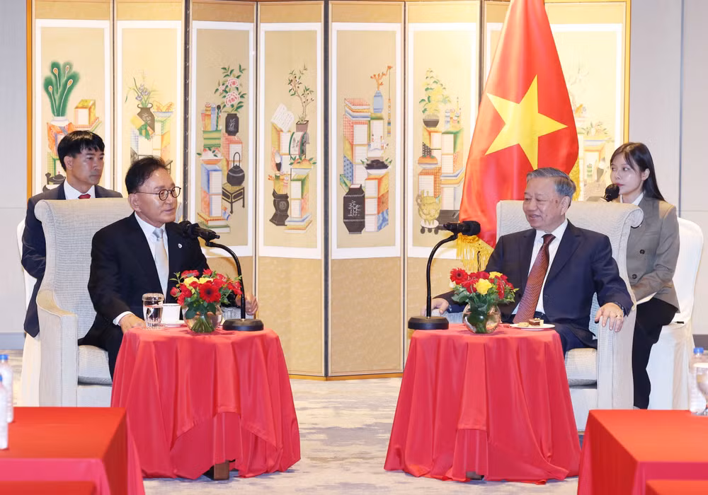 vna-potal-tong-bi-thu-to-lam-tiep-nguyen-tong-lanh-su-danh-du-park-soo-kwan-8207295.jpg