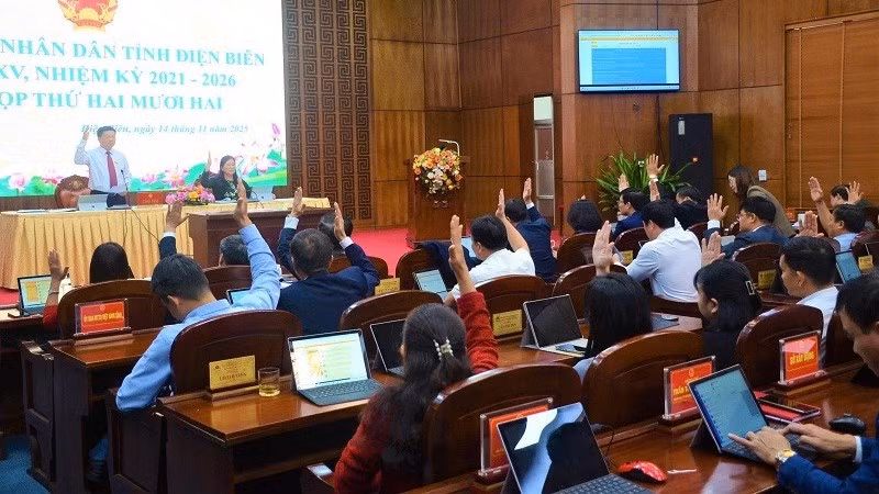Đại biểu Hội đồng nhân dân tỉnh Điện Biên biểu quyết thông qua các nội dung tại kỳ họp thứ 22, được tổ chức ngày 14/11.
