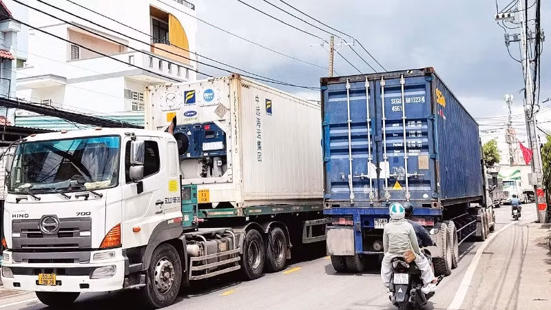 Đường Nguyễn Duy Trinh, tuyến đường chính ra vào cảng Phú Hữu rất nhỏ hẹp, là một “điểm đen” về an toàn giao thông. (Ảnh: QUÝ HIỀN)