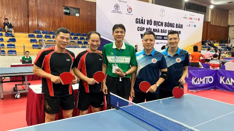 Đoàn vận động viên Báo Nhân Dân và Đoàn vận động viên của Báo Công an nhân dân, Báo Quân đội nhân dân giao lưu sau trận đấu tại vòng bảng.