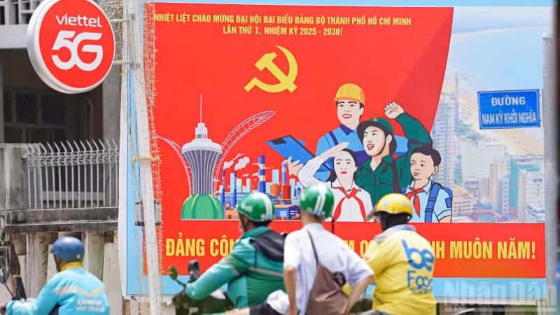Các pano cổ động trong dịp tổ chức Đại hội Đảng bộ Thành phố Hồ Chí Minh nhiệm kỳ 2025-2030, thắp lên không khí rộn ràng, tin tưởng và kỳ vọng, niềm tự hào và ý chí vươn lên của Đảng bộ và nhân dân thành phố.