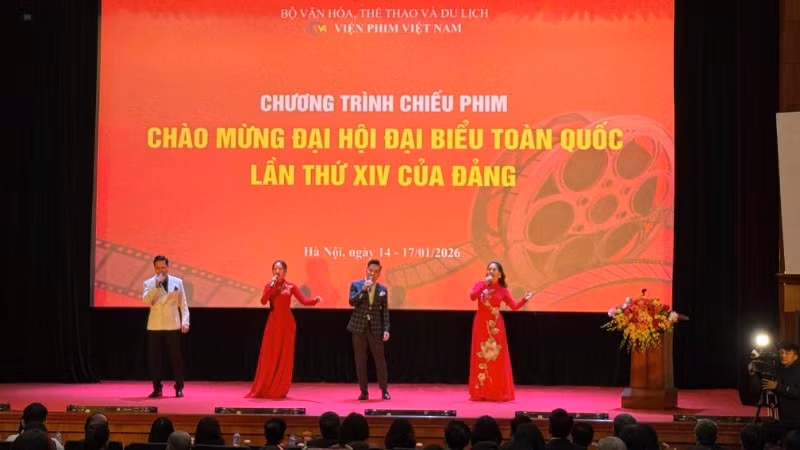 Mở đầu chương trình văn nghệ tại buổi lễ khai mạc, các ca sĩ đến từ Nhà hát Ca múa nhạc Quân đội: Thế Dũng, Cẩm Tú, Ngọc Trâm, Phi Hùng trình bày ca khúc “Đảng đã cho ta một mùa xuân” - một sáng tác bất hủ của nhạc sĩ Phạm Tuyên.