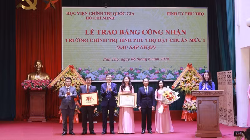 Phó Giáo sư, Tiến sĩ Đoàn Minh Huấn trao Bằng công nhận Trường Chính trị tỉnh Phú Thọ đạt chuẩn mức 1.