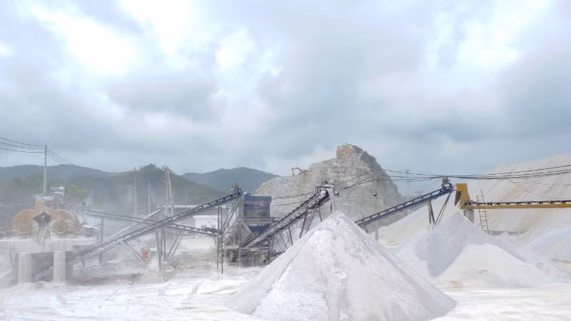 Một dây chuyền sản xuất cát nhân tạo tại Thanh Hóa.