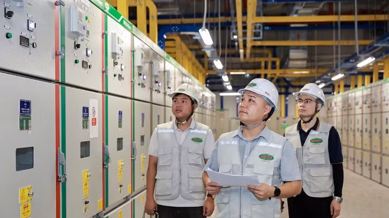 Kiểm tra chất lượng các tủ điện trung thế sau khi lắp đặt và đưa vào sử dụng tại Nhà ga T3, Sân bay Tân Sơn Nhất. (Ảnh: Á CHÂU)