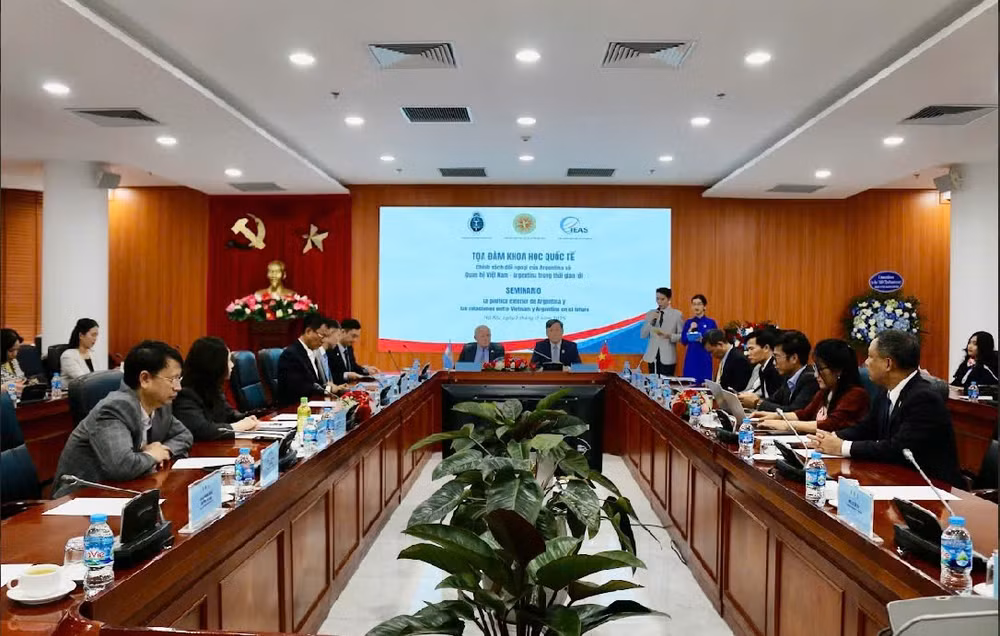Giáo sư, Tiến sĩ Lê Văn Lợi, Chủ tịch Viện Hàn lâm Khoa học xã hội Việt Nam và Đại sứ đặc mệnh toàn quyền Argentina tại Việt Nam Marcos Antonio Bednarski chủ trì buổi tọa đàm. (Ảnh: KHẮC KIÊN)