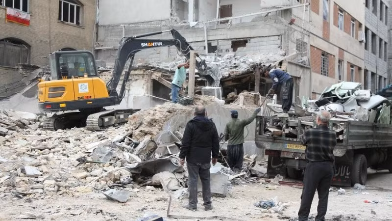 Những tòa nhà bị phá hủy sau các cuộc không kích của Israel nhằm vào thủ đô Tehran, Iran ngày 15/3/2026. (Nguồn: THX)