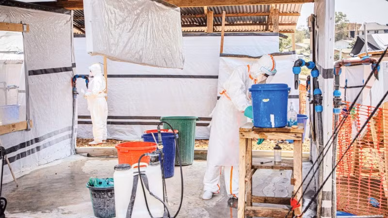 Nhân viên làm việc tại một trung tâm điều trị Ebola ở tỉnh Ituri, CHDC Congo. (Ảnh: TÂN HOA XÃ)