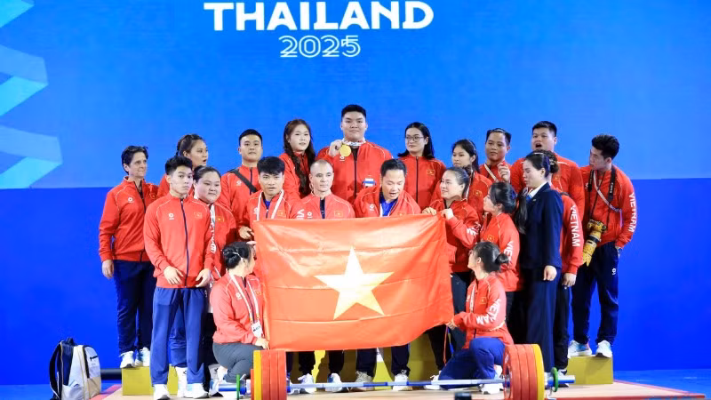 Ban Huấn luyện và các đồng đội tại đội tuyển Cử tạ Việt Nam chia vui với lực sĩ Trần Đình Thắng.