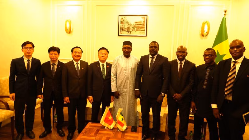 Phó Thủ tướng Lê Thành Long và Bộ trưởng Bộ Thủy lợi và Nước sạch Senegal cùng các thành viên hai nước dự cuộc làm việc.