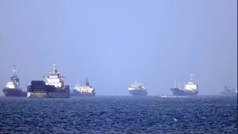 Tàu thuyền vận chuyển trên eo biển Hormuz. (Ảnh: THX/TTXVN)