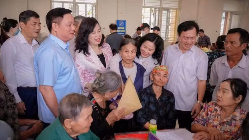 Bộ trưởng Y tế Đào Hồng Lan và Bí thư Tỉnh ủy Nghệ An Nguyễn Khắc Thận cùng các đồng chí lãnh đạo Bộ Y tế, tỉnh Nghệ An thăm hỏi người dân tại Lễ ra quân chiến dịch khám sức khỏe, khám sàng lọc cho người dân trên địa bàn tỉnh năm 2026.