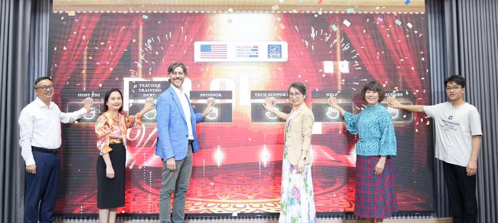 Các đại biểu thực hiện nghi thức bấm nút chính thức khởi động Dự án “American English Viewing Marathon 2026”.