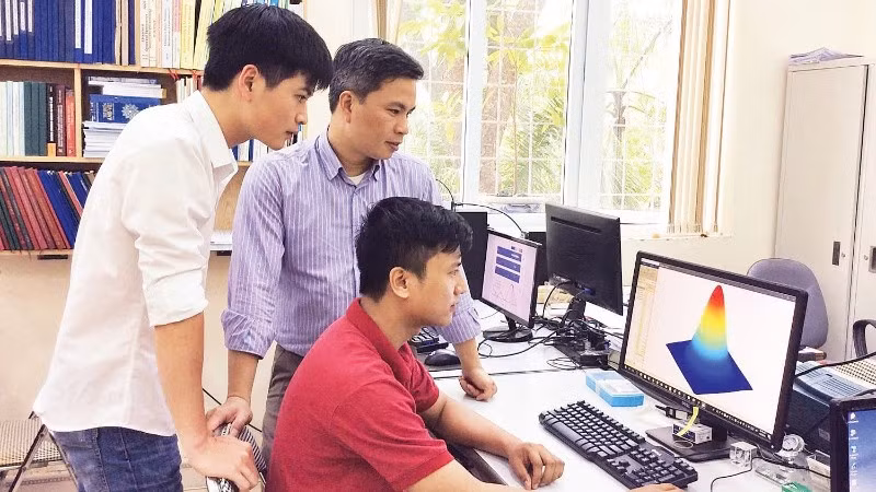 Các nhà khoa học trao đổi về điểm khác biệt của RSSCA với các hệ thống điện-nông khác. (Ảnh MINH TIẾN)