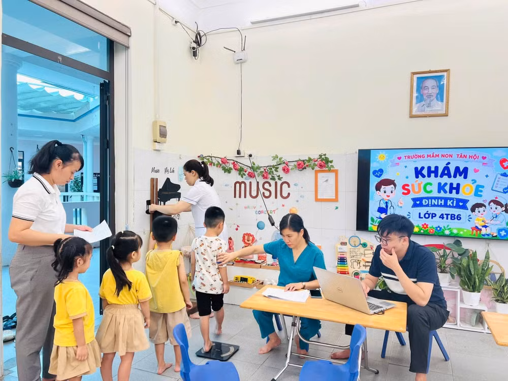 truong-mam-non-tan-hoi-xa-o-dien-ha-noi-to-chuc-kham-suc-khoe-dau-nam-cho-tre.jpg