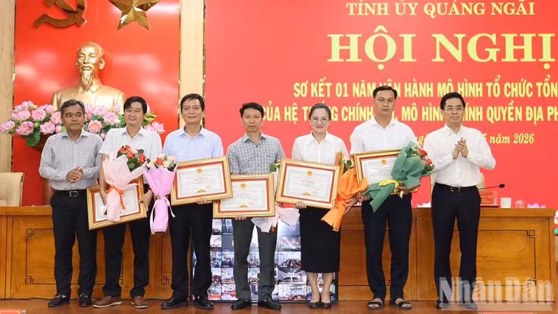 Trao tặng Bằng khen cho các tập thể và cá nhân đã có thành tích xuất sắc trong 1 năm thực hiện sắp xếp đơn vị hành chính và hoạt động của chính quyền địa phương 2 cấp.