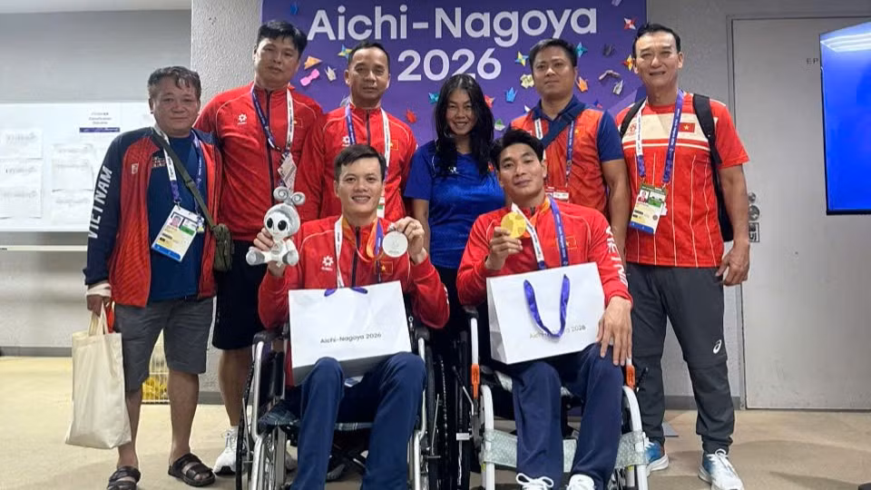 Phó Cục trưởng Thể dục thể thao, Trưởng đoàn Thể thao người khuyết tật Việt Nam tại Asian Para Games 5 Nguyễn Trọng Hổ cùng đại diện lãnh đạo đoàn trao thưởng nóng cho hai vận động viên Đỗ Thanh Hải và Lê Tiến Đạt. (Ảnh: THU MY) 