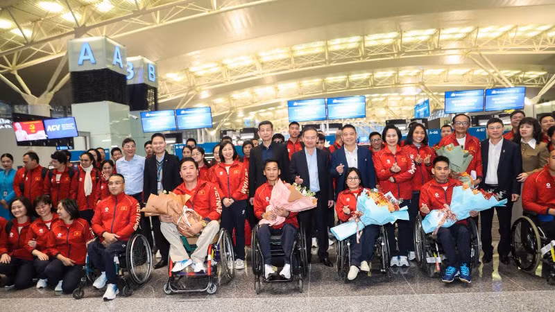 Lãnh đạo Cục Thể dục thể thao Việt Nam chụp ảnh lưu niệm với đoàn.