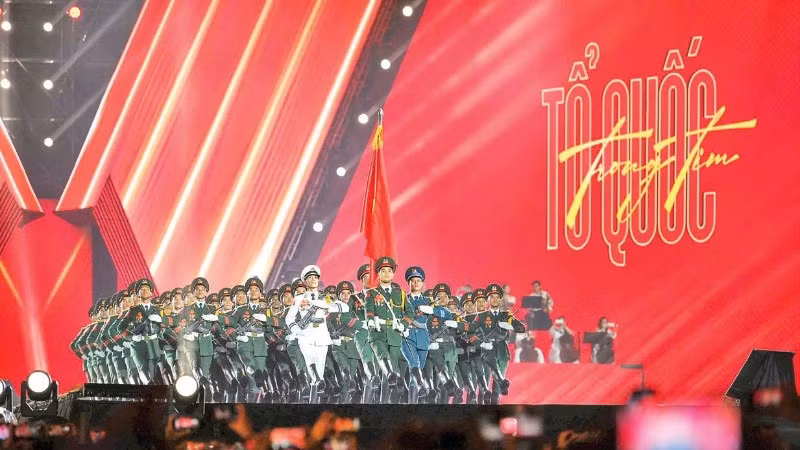Chương trình Tổ quốc trong tim do Báo Nhân Dân phối hợp tổ chức, góp phần truyền cảm hứng về tình yêu quê hương đất nước và niềm tự hào dân tộc trong mỗi trái tim người Việt Nam. (Ảnh: THẾ ĐẠI)