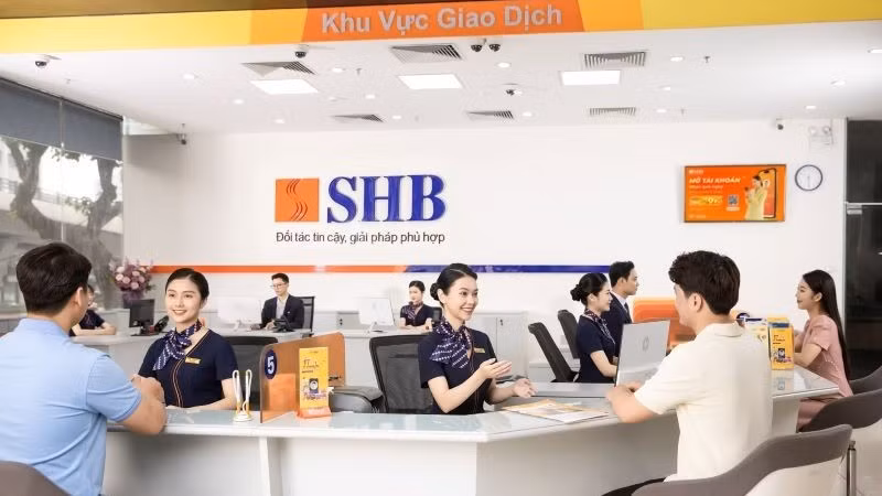 Giao dịch khách hàng tại chi nhánh ngân hàng SHB.