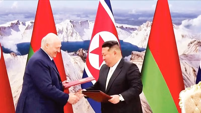 Hai nhà lãnh đạo Belarus và Triều Tiên trao đổi văn kiện hợp tác giữa hai nước.