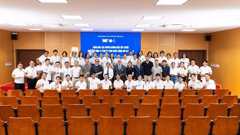 Các học viên chụp ảnh với lãnh đạo Liên đoàn Cử tạ, Thể hình Việt Nam và các chuyên gia.