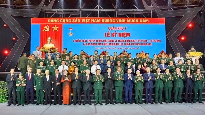 Đại biểu chụp ảnh lưu niệm tại Lễ kỷ niệm 80 năm Ngày truyền thống Lực lượng vũ trang Quân khu 7.