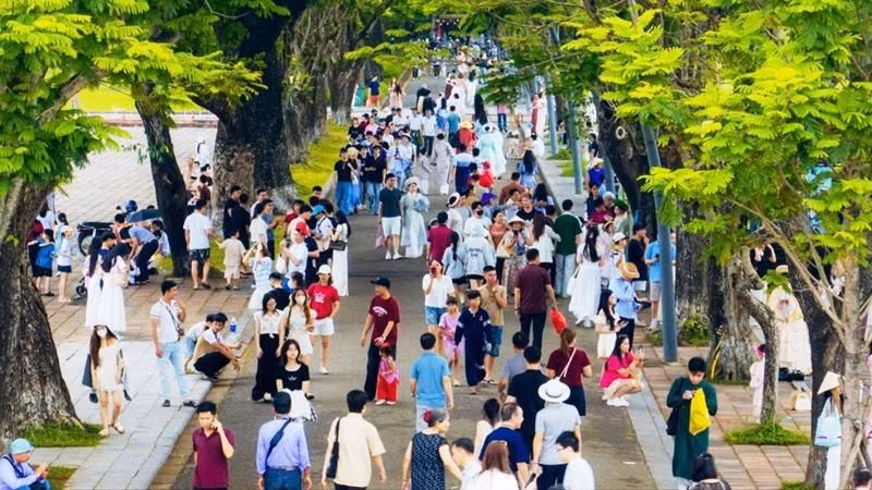 Khách du lịch đến Huế tham quan tăng mạnh trong sáu tháng đầu năm 2026.