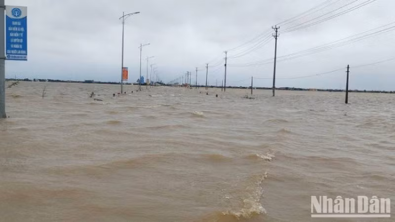Quốc lộ 9C đến trung tâm xã Lệ Thủy vẫn chìm trong nước, giao thông đường bộ đang bị ách tắc.