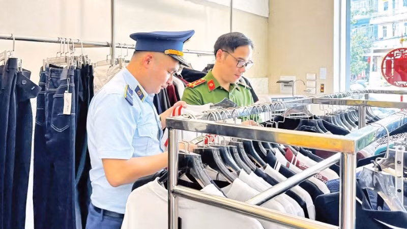 Đội Quản lý thị trường số 6 phối hợp Công an tỉnh Lạng Sơn kiểm tra, phát hiện nhiều mặt hàng quần áo, giày dép có dấu hiệu giả mạo các nhãn hiệu nổi tiếng tại cửa hàng kinh doanh ở phường Đông Kinh. (Ảnh: LƯU QUYÊN)