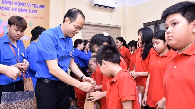 Bí thư Đoàn Thanh niên thành phố Hà Nội Nguyễn Tiến Hưng thăm, trao quà động viên thiếu nhi hoàn cảnh khó khăn trên địa bàn phường Đống Đa (Hà Nội).