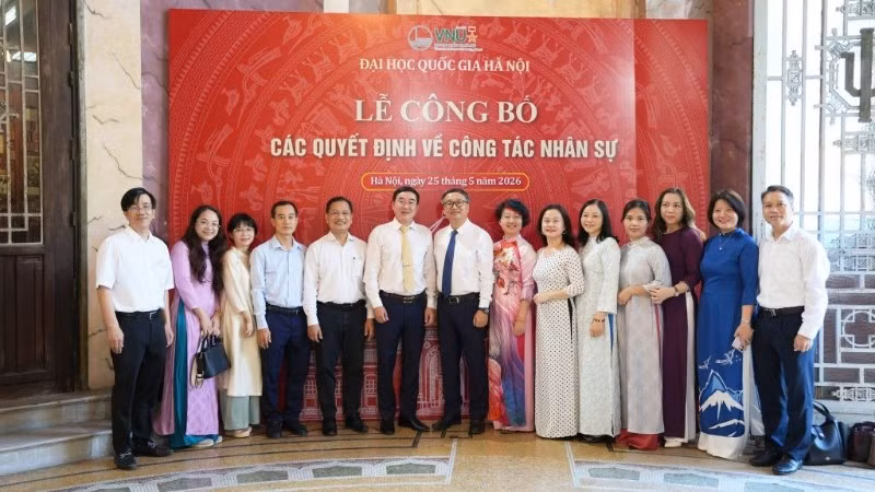 Tiến sĩ Đỗ Tuấn Minh và Tiến sĩ Nguyễn Xuân Long chụp hình lưu niệm cùng đại diện lãnh đạo, giảng viên Trường đại học Ngoại ngữ.