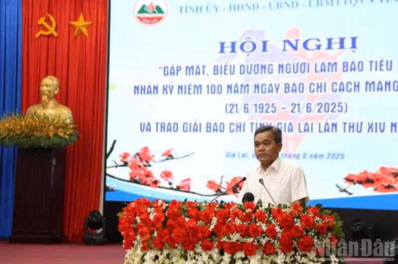 Tháng 1/2021, ông Hồ Văn Niên được bầu làm Ủy viên Trung ương Đảng khóa XIII, nhiệm kỳ 2021–2026.