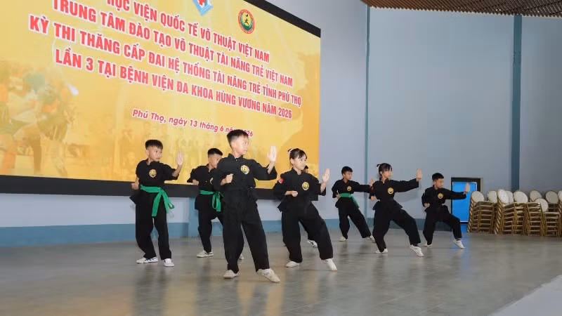 Biểu diễn võ tại Kỳ thi nâng đai võ thuật năm 2026 tại Nhà văn hóa đa năng Bệnh viện đa khoa Hùng Vương, tỉnh Phú Thọ.