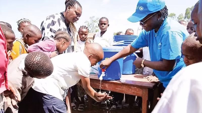 Nhân viên Quỹ Nhi đồng Liên hợp quốc (UNICEF) hướng dẫn trẻ em Cộng hòa Dân chủ Congo rửa tay phòng chống dịch Ebola. (Ảnh: UNICEF)