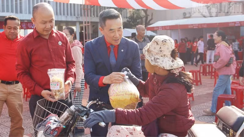 Ban tổ chức trao tặng quà cho người khuyết tật đến chợ Tết 0 đồng.